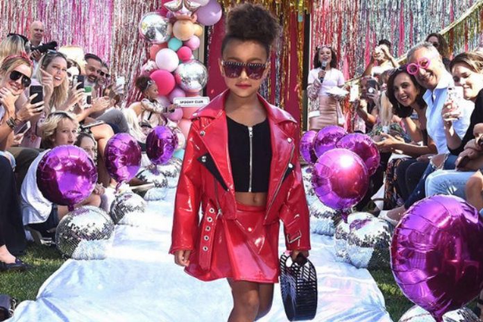 Dochter van Kim Kardashian verovert de catwalk