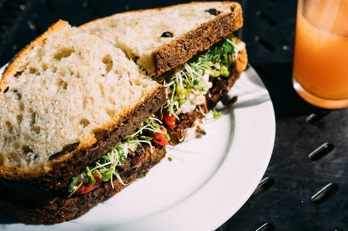 Oeps! Man zegt tegen vriendin dat broodje tonijn haar dikker maakt