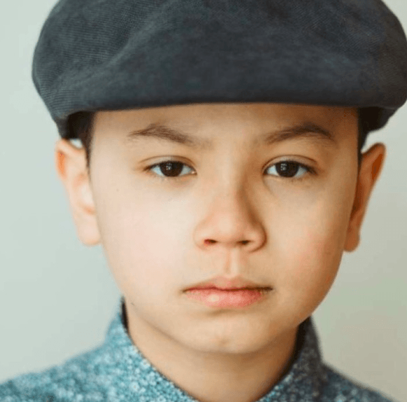 Jongen die niet op klasfoto mocht, wordt H&M-model