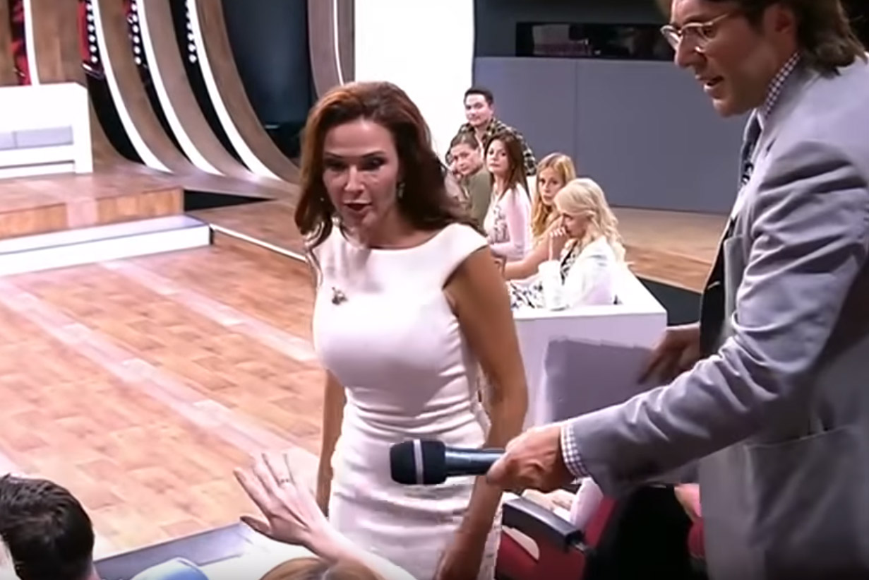 “Laat mijn kinderen hier buiten”: zwangere actrice mept vuilgebekte dame uit publiek in het gezicht tijdens talkshow (video)