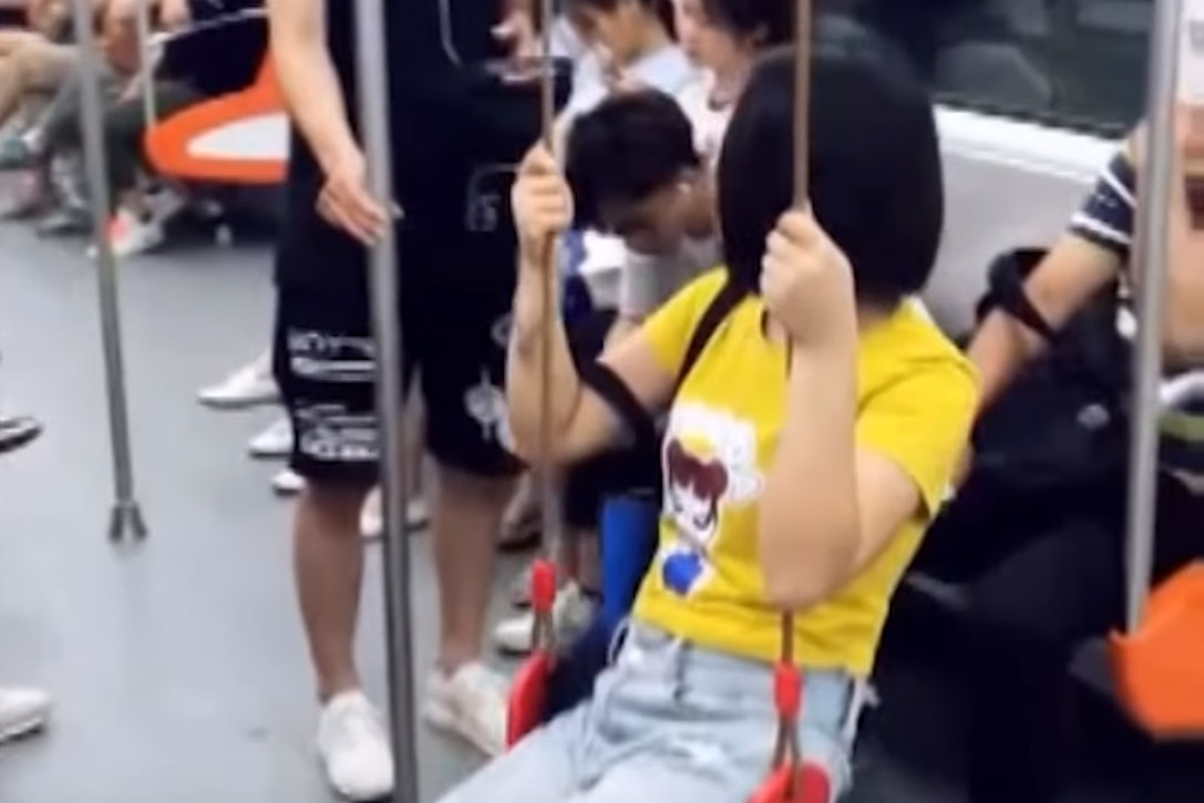 Met deze ’tips’ heb je altijd een plaatsje op de trein, tram, bus of metro! (video)