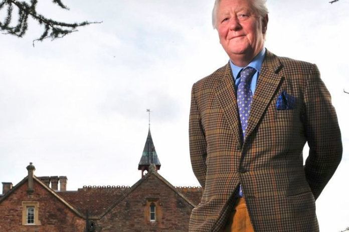 Bejaarde Britse aristocraat zoekt jonge vrouw om erfgenaam te baren