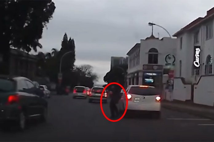 Vluchtende carjackers gaan tot het uiterste om te ontsnappen tijdens deze hallucinante achtervolging (video)