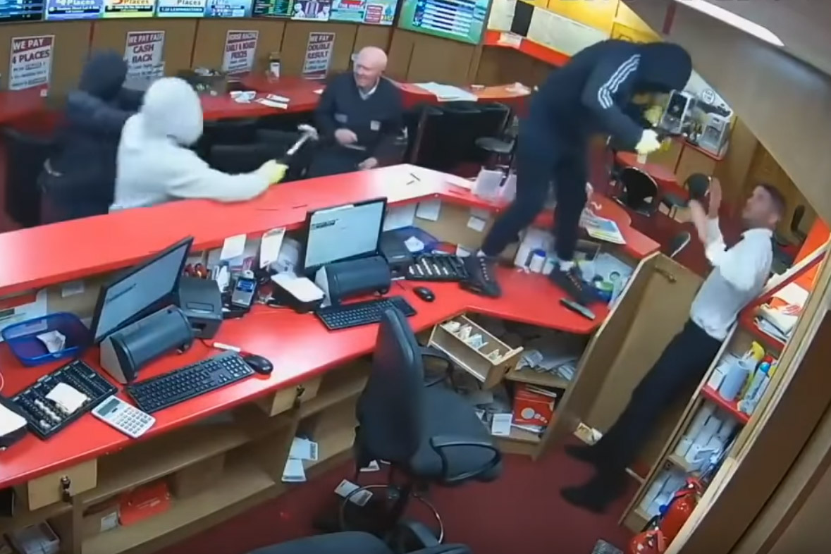 Onbevreesde opa (83) jaagt DRIE gewapende overvallers weg (video)