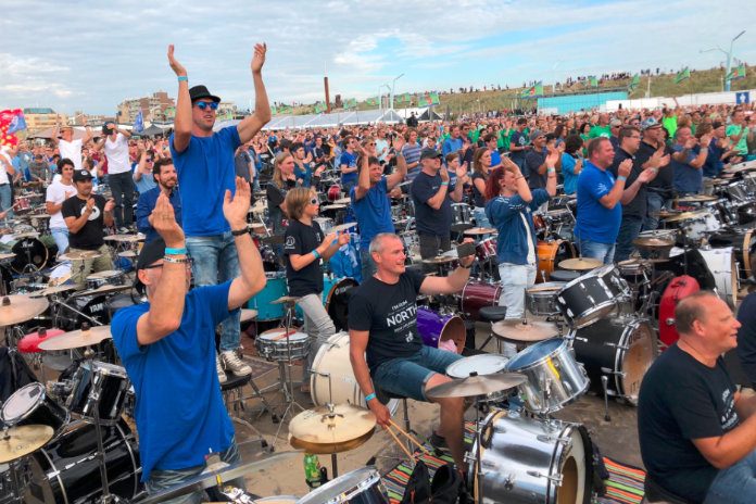 Tweeduizend drummers laten zich gaan tijdens een concert in Scheveningen