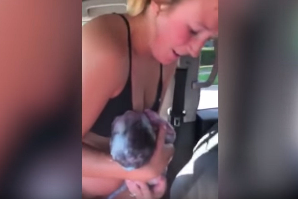 Zwangere vrouw haalt ziekenhuis niet en bevalt in rijdende wagen: “Het was gestoord, maar ook geweldig!” (video)