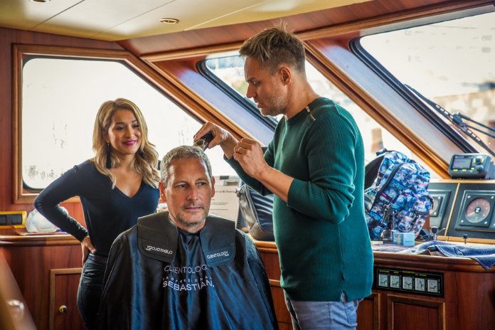 Gert Verhulst laat zich kaal scheren na verloren weddenschap