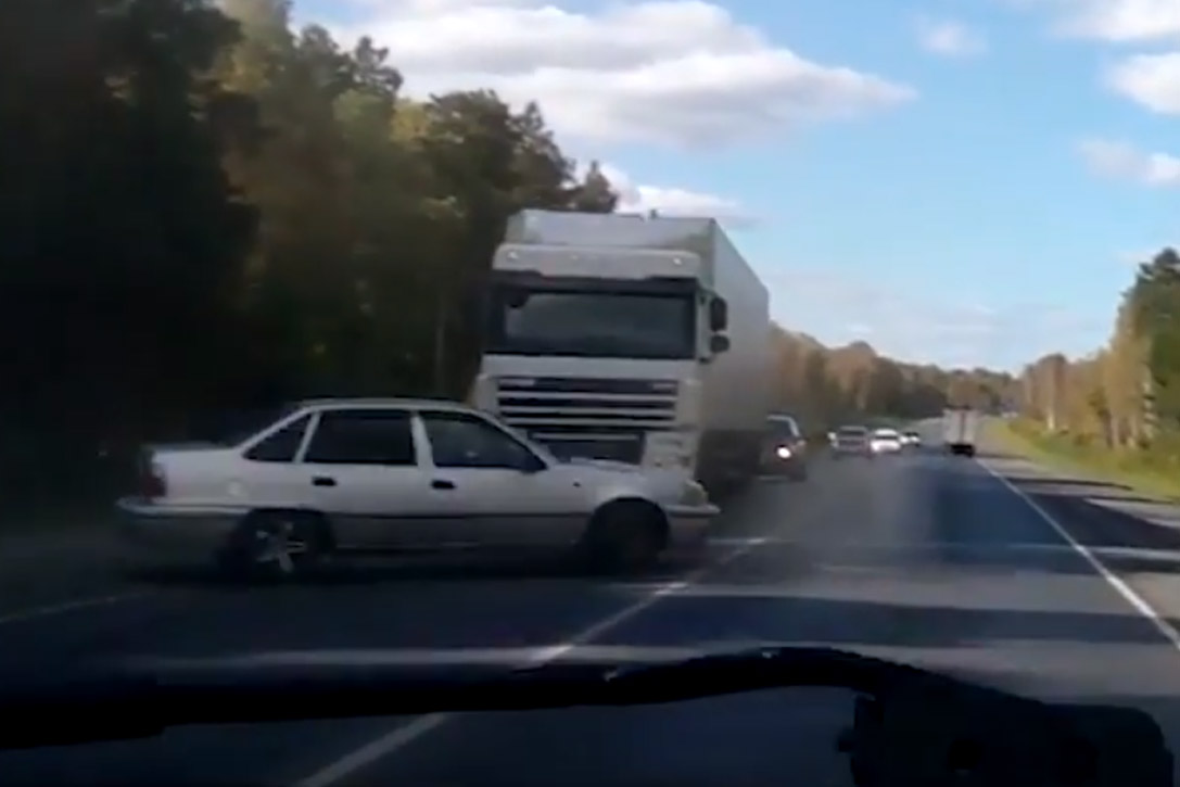 Deze ongeduldige wegpiraat mag van héél veel geluk spreken (video)