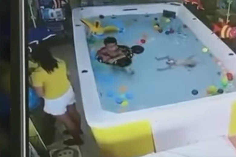 Schokkend: moeder zo druk bezig met gsm dat ze niet ziet dat haar kind aan het verdrinken is (video)