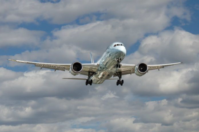 Man probeert gsm op te laden in cockpit