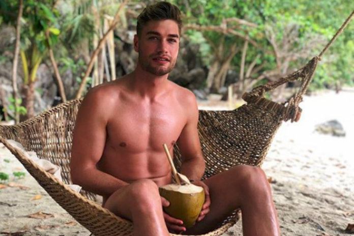 ‘Temptation’ Joshua toont voor het eerst zijn adamskostuum