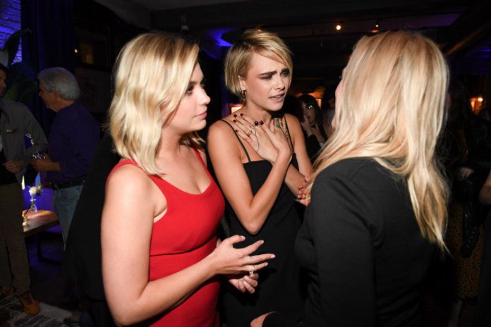 Ashley Benson lijkt haar relatie met Cara Delevigne te bevestigen