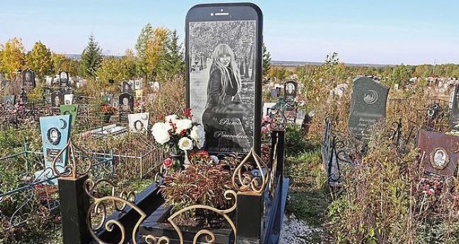 Vrouw krijgt enorme iPhone als grafsteen