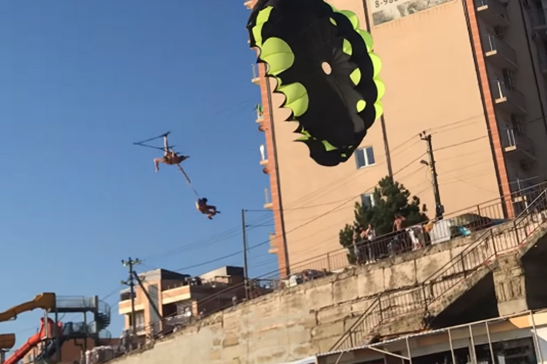 Horror op het strand: parasailers worden geëlektrocuteerd en vallen 30 meter naar beneden. Klopjacht geopend op ‘dronken’ bestuurder van boot. (video)