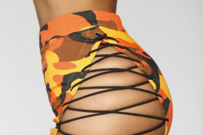 Britse winkel verkoopt sexy rokje inclusief onderbroek