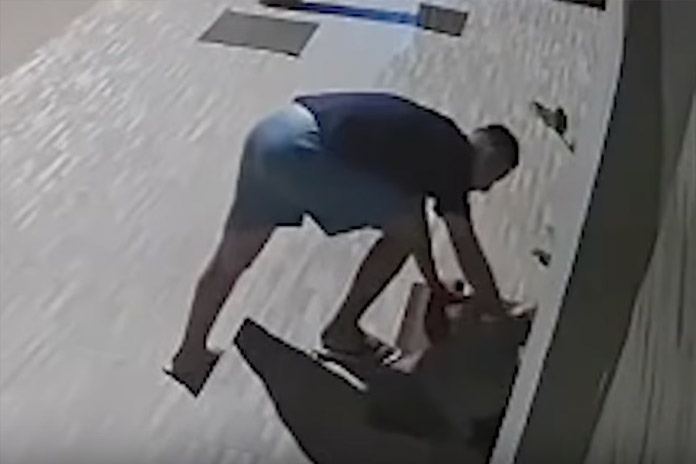 Man ziet straathond liggen op het voetpad. En dan doet hij DIT! (video)