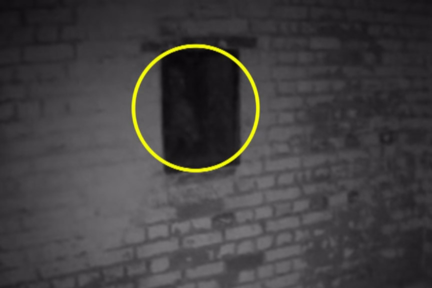 Bestaan geesten echt? Turnleraar is alvast overtuigd van wel na het maken van deze beelden in VERLATEN kasteel! (video)