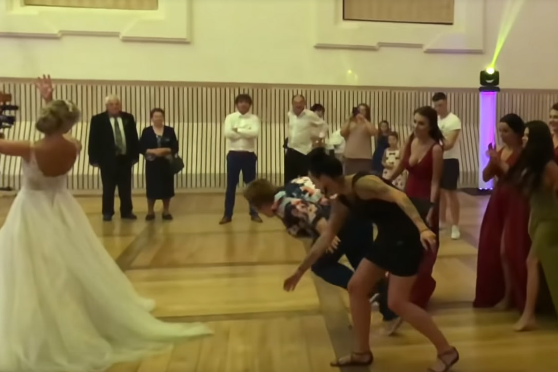 Bruid gooit bruidsboeket, maar dan loopt het grondig mis! (failcompilatie)