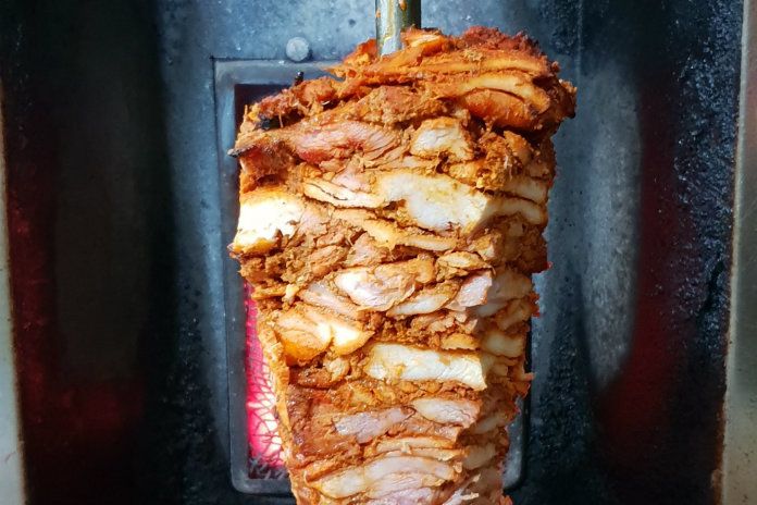 Tiener breekt binnen in kebabzaak en maakt een broodje klaar