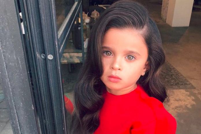 IN BEELD. Vijfjarig meisje verovert het internet met haar lange lokken