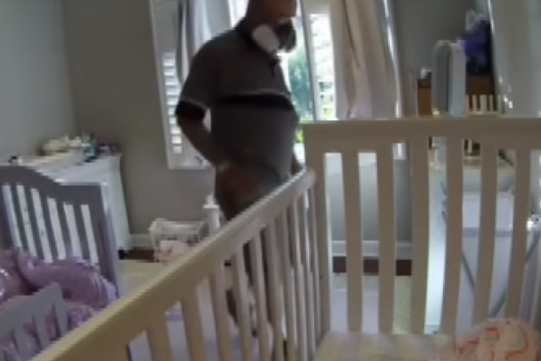 SCHOKKEND: Verborgen camera in kinderkamer toont wat perverse klusjesman stiekem deed (video)