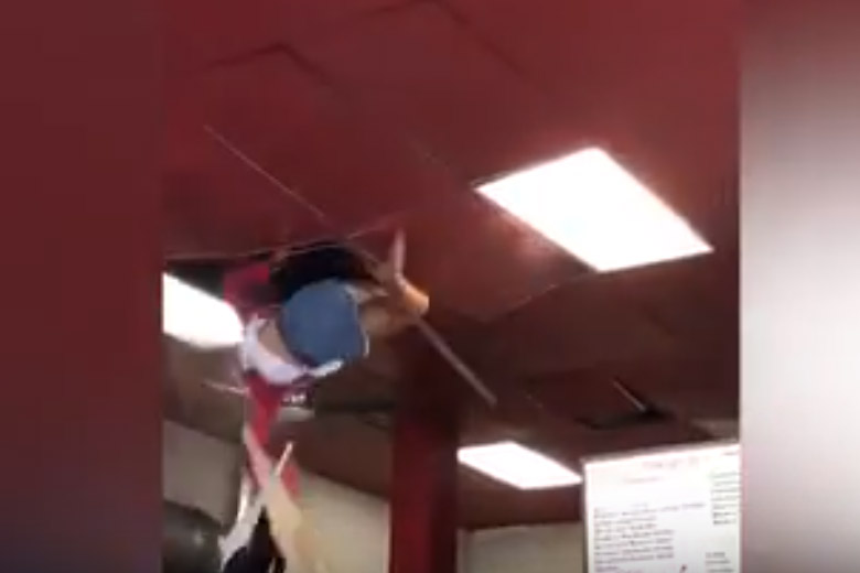 Restaurantbezoekers horen gestommel boven hun hoofd. Plots valt deze dame door het plafond! (video)