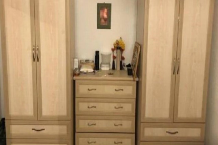 Vrouw laat borsten zien op tweedehandssite