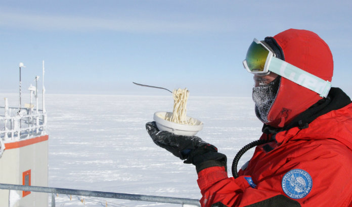 IN BEELD. Buiten eten op Antarctica is nooit een goed idee