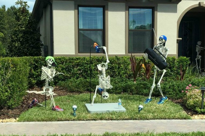 IN BEELD. Halloween-skeletten wisselen elke dag van positie
