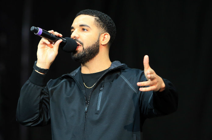 Drake scoort twaalfde top 10-hit in een jaar en breekt zo Beatles-record