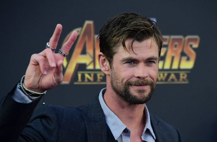 VIDEO. Chris Hemsworth geeft lift in stijl
