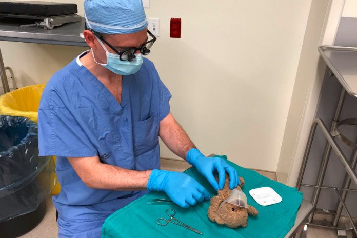 Lief. Chirurg opereert teddybeer van achtjarige patiënt