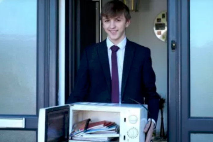 Jongen neemt boeken mee in microgolfoven nadat school rugzakken verbiedt