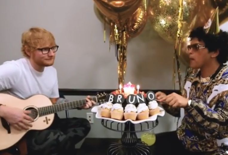 VIDEO. Ed Sheeran zingt ‘Happy Birthday’ voor Bruno Mars