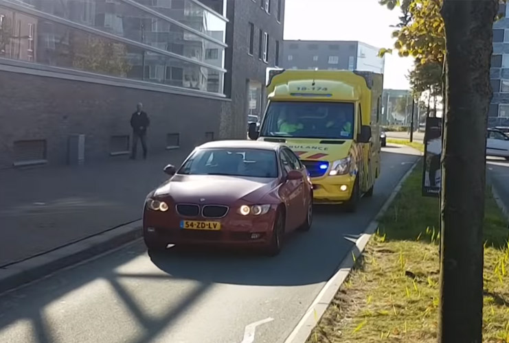 BMW-chauffeur gaat maar niet uit de weg voor ambulance (video)