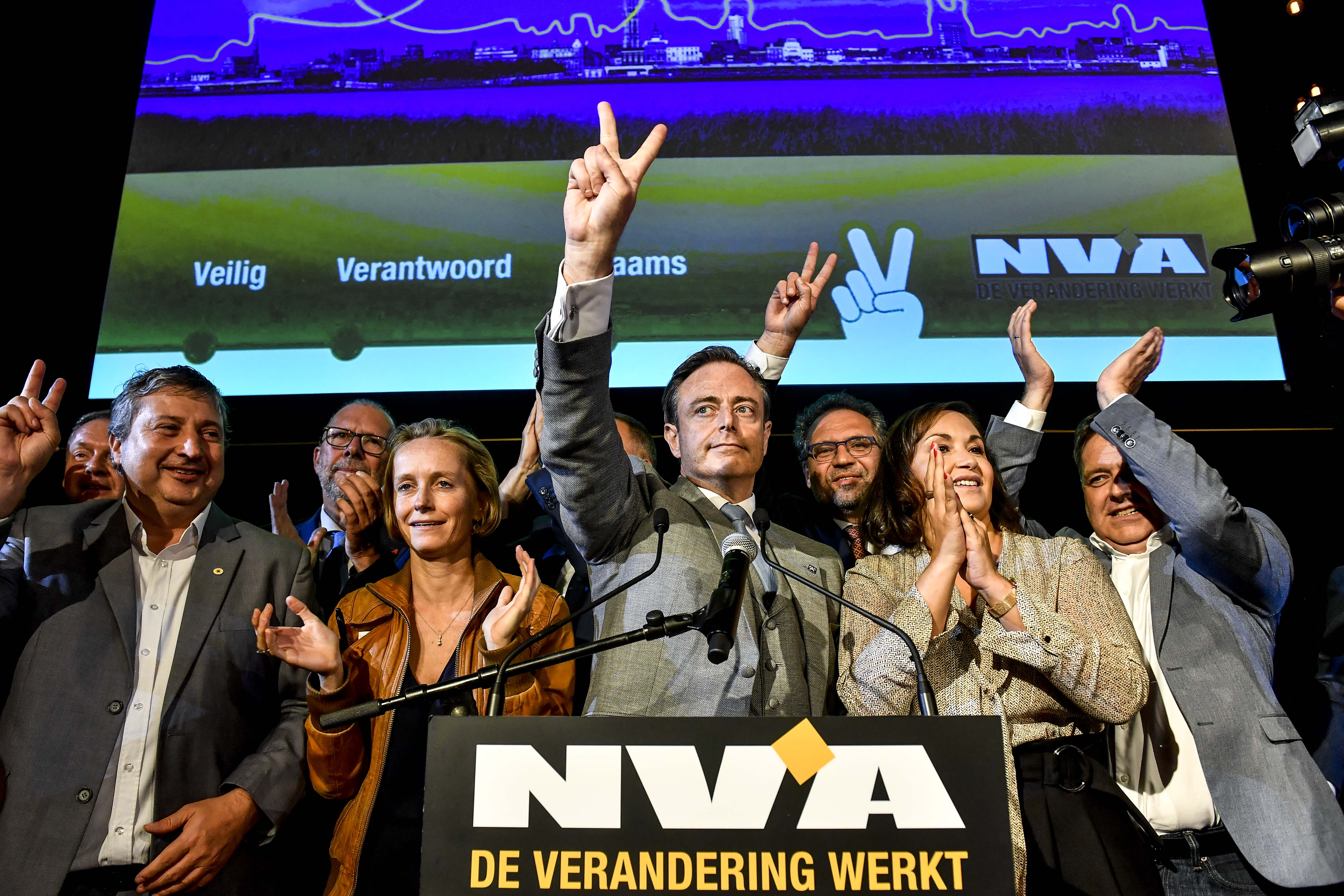 De Wever houdt stand in Antwerpen, Open VLD schudt Gent door elkaar