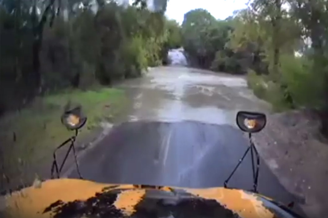 Chauffeur van schoolbus negeert waarschuwingsbord. Niet veel later heeft hij daar ongetwijfeld spijt van! (video)