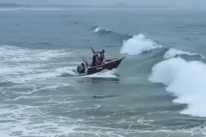 Dappere kapitein trotseert hoge golven met klein bootje, maar dan… (failcompilatie)