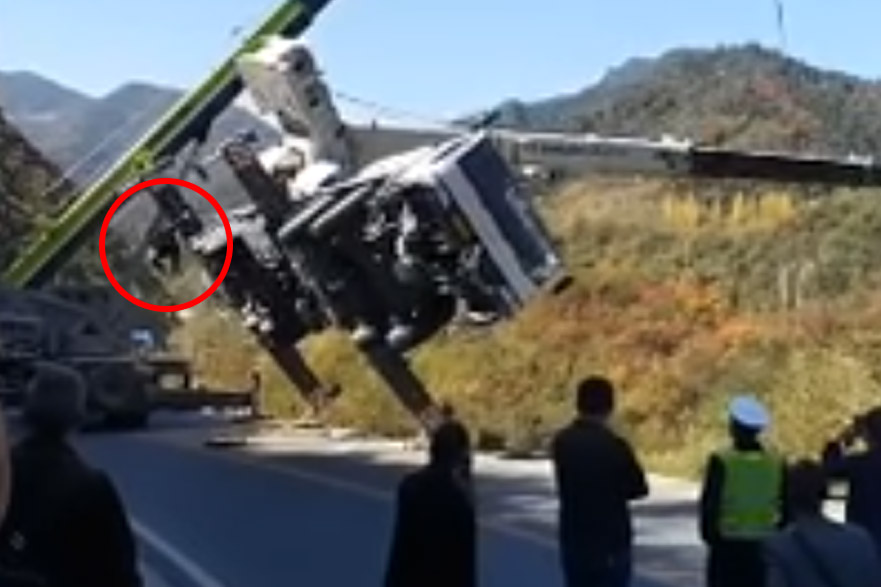 WOW: Bestuurder ontsnapt nipt uit vallende kraan (video)