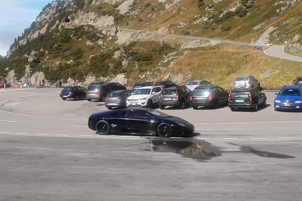 Hij wil tonen wat zijn dure bolide kan, maar dan… (failcompilatie)