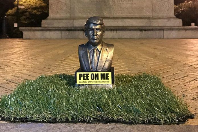 Reclamebureau maakt borstbeeldjes van Trump om op te plassen