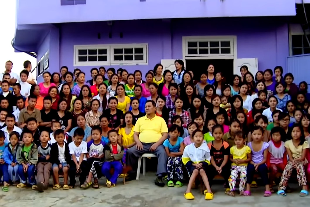 Hij heeft 38(!) vrouwen, 94 kinderen en 33 kleinkinderen (video)