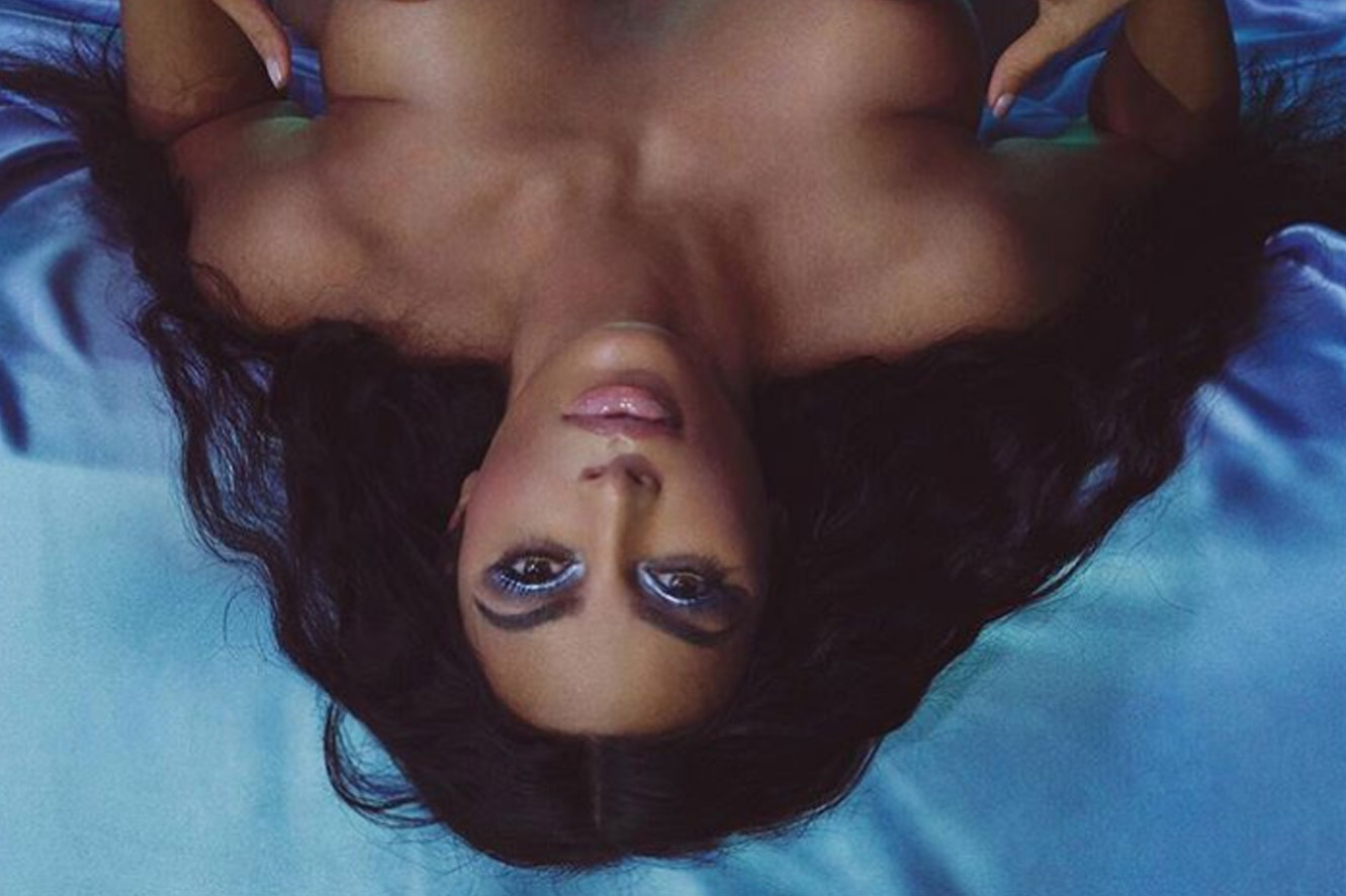 “Verkoopt ze borsten?”: Kim Kardashian weer onder vuur wegens deze pikante foto (NSFW)