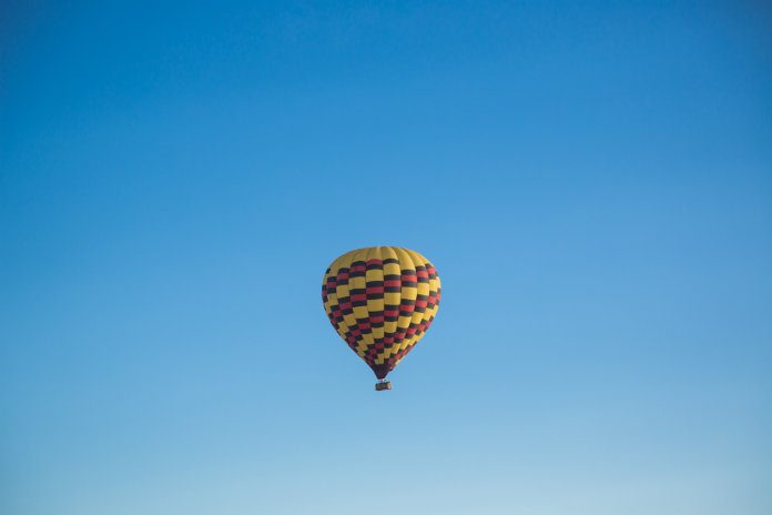 Brandweer moet ballonvaarders op 75 meter hoogte bevrijden