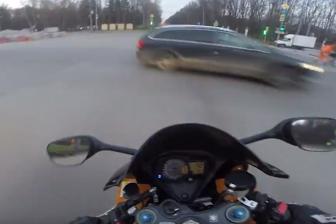 Motard doet eerst nog stoer maar ontsnapt seconde later aan de dood (video)