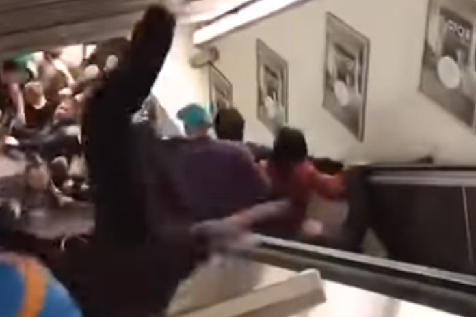 Op hol geslagen roltrap stuwt tientallen mensen naar beneden (video)