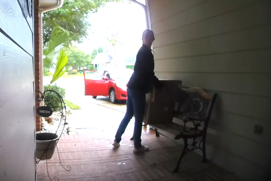 Pakjesdievegge op heterdaad betrapt. En dan komt ze met dit smoesje aanzetten! (video)