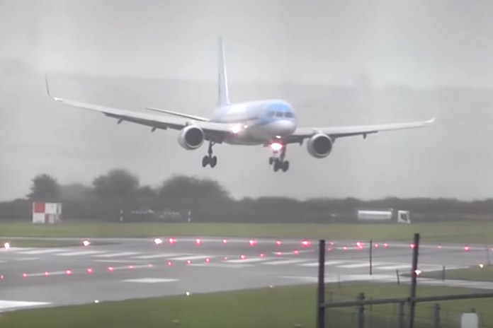 Piloot doet het onmogelijke tijdens angstaanjagende landing (video)