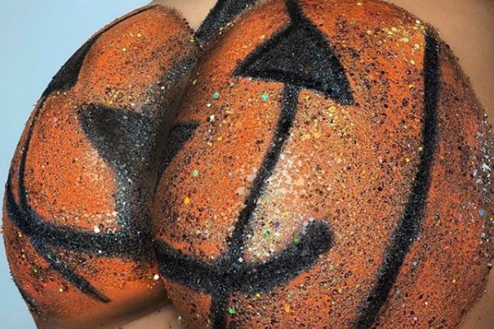 Glitterende pompoen op je poep is de halloweentrend van dit jaar