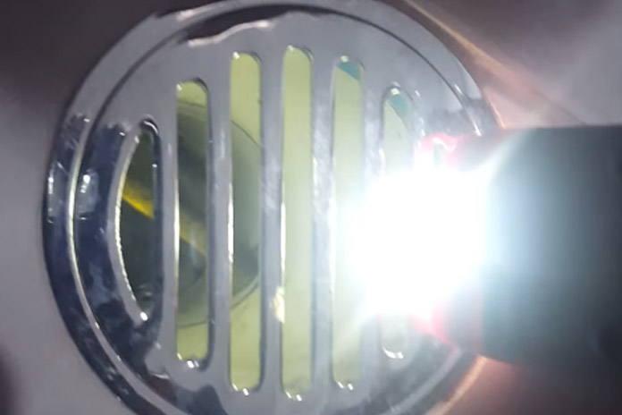 Wij zouden ons NOOIT meer douchen: gezin betrapt DIT BEESTJE in het afvoerputje! (video)